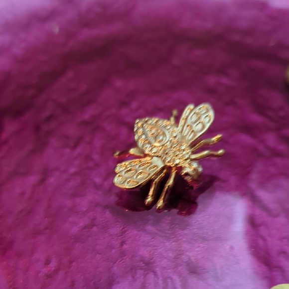 Gold Bee Brooch - Picture 2 of 4